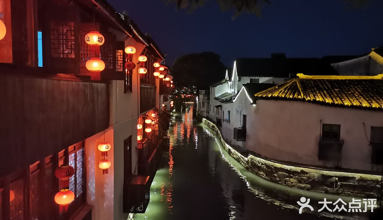 夜景很漂亮。老街都是生活在这边居民居住的地方