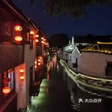 夜景很漂亮。老街都是生活在这边居民居住的地方