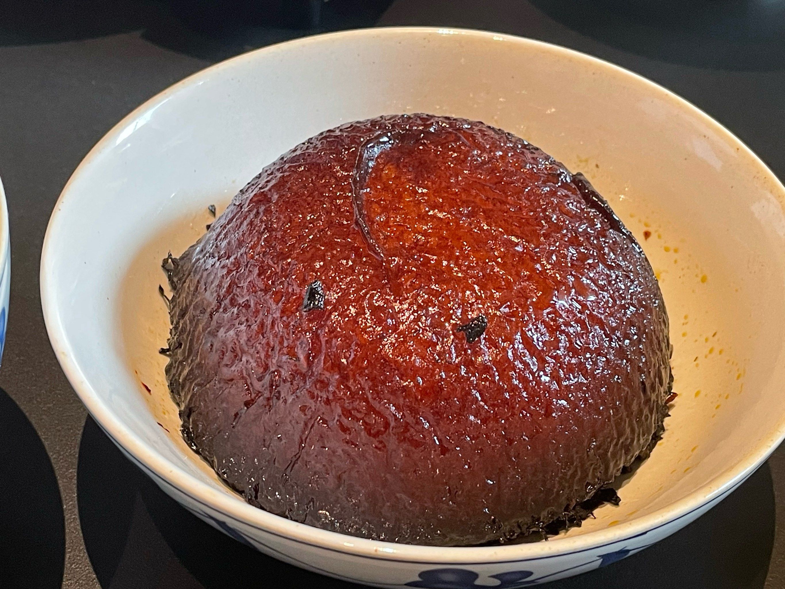 浏阳的盐菜扣肉是一道极具特色的传统名菜,它融合了浏阳蒸菜的精髓和