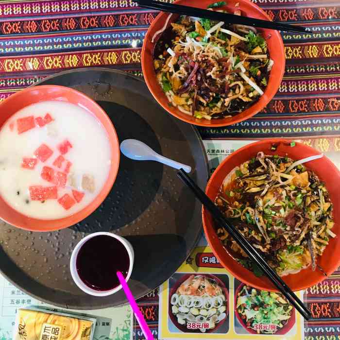 打分 陵水酸粉 文昌抱罗粉… 清补凉陪鲜榨仙人掌汁… 景区的快餐吧