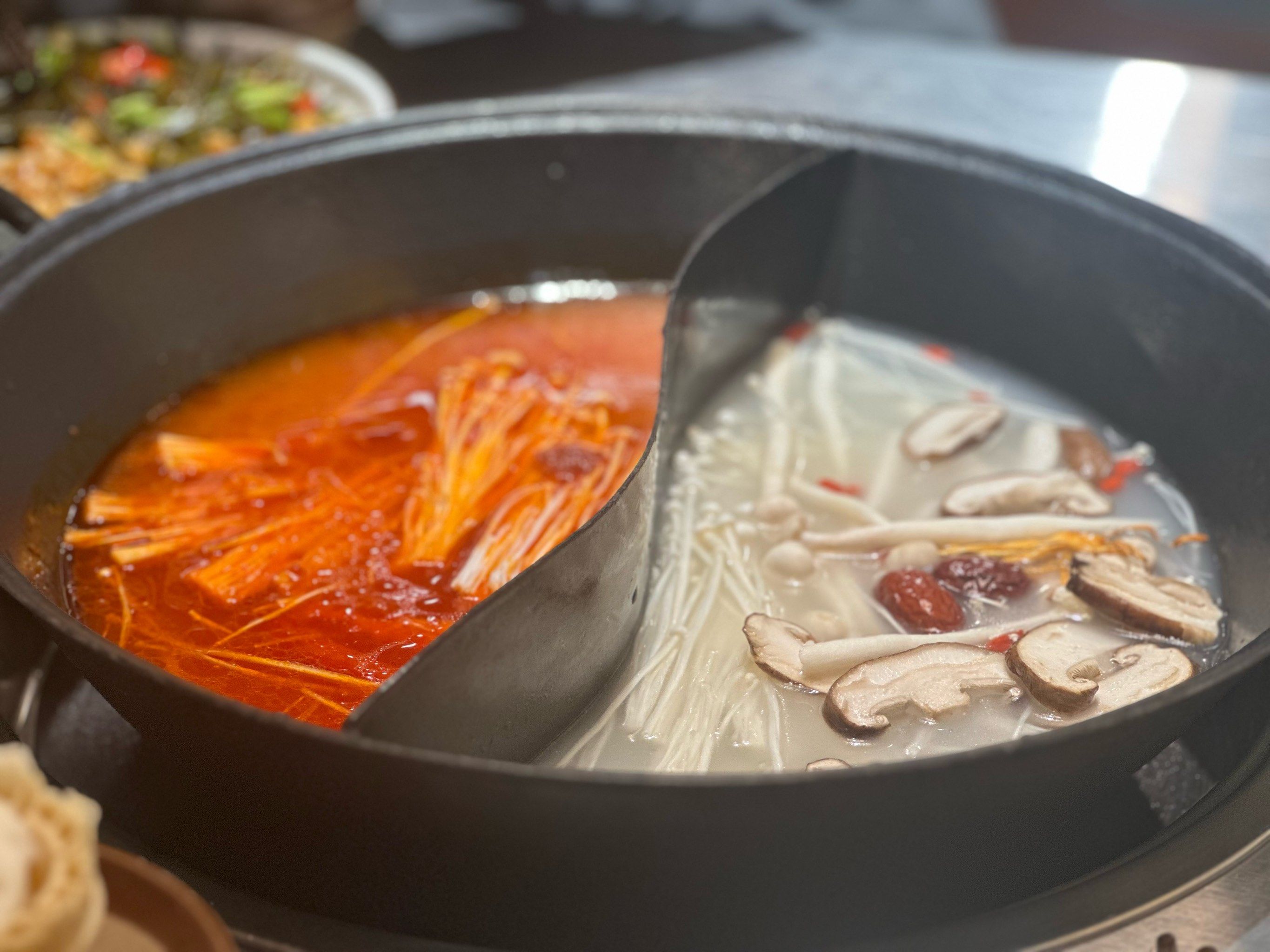 天天领红包#番茄鸳鸯锅 
物美价廉,环境还可以,就是天气热吃火锅