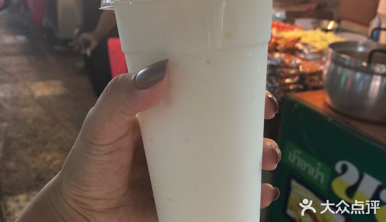 逛逛各种小吃水果，看看当地特色涂鸦，好不惬意