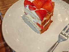 椰子草莓蛋糕-Wagas沃歌斯(虹口龙之梦店)
