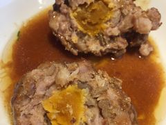 鸭蛋黄狮子头-梅飞酒家(名辉豪庭店)