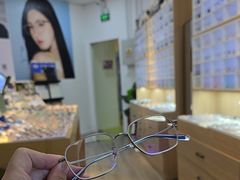 -天空之镜眼镜店蔡司依视路配镜授权零售店(望京颐堤港店)
