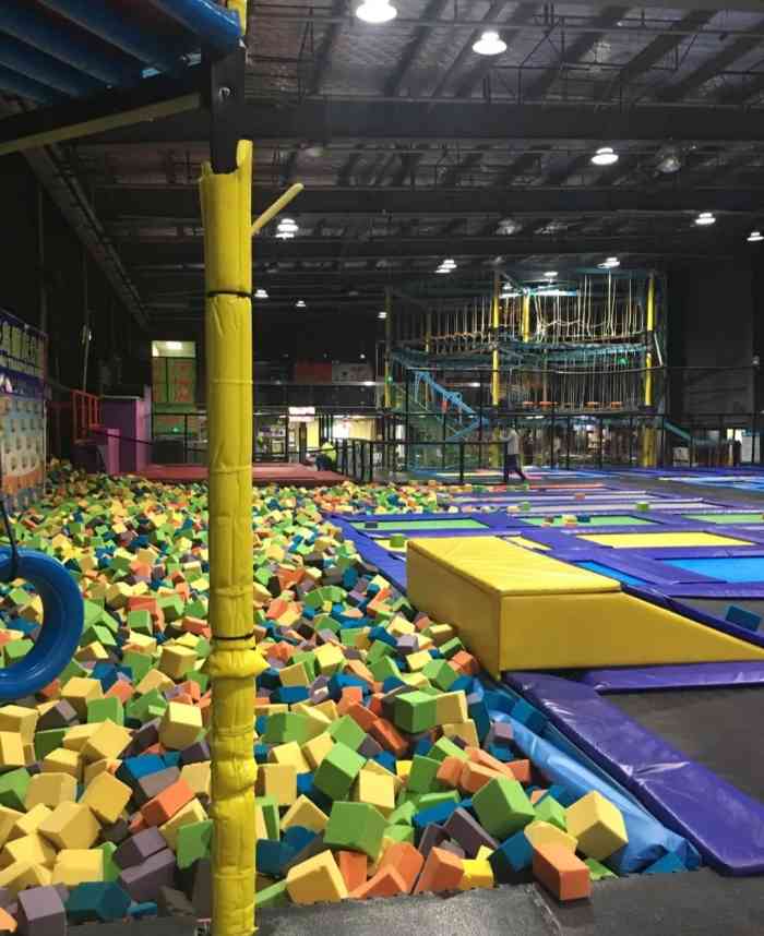 多乐岛蹦床公园(浦西店)-"下午四点半过来人不算多,点评上团了19.