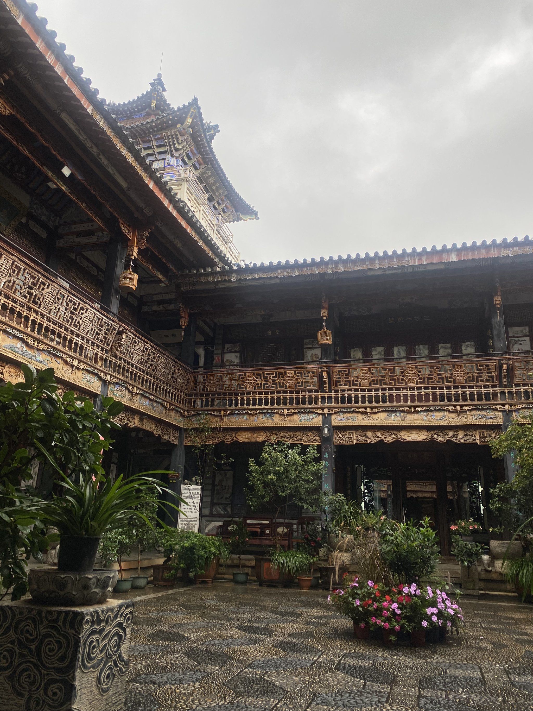 大理张家花园,一处深藏于苍山洱海之间的瑰宝,它的建筑风格完美地融合