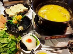 浓厚原只鸡煲花胶汤-鲜入围煮花胶鸡海鲜火锅