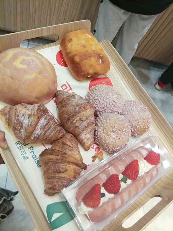 全日可颂(国购店)-"[薄荷]环境:人是真的多啊,可能是国购.