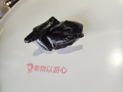 招牌墨鱼汁脆皮乳鸽-于塗·文化餐厅(棕榈店)
