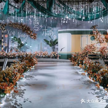 有顶可爱温馨｜撞色婚礼