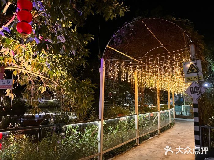 小朋友在游戏区玩得超开心，不用担心他乱跑