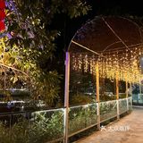 小朋友在游戏区玩得超开心，不用担心他乱跑