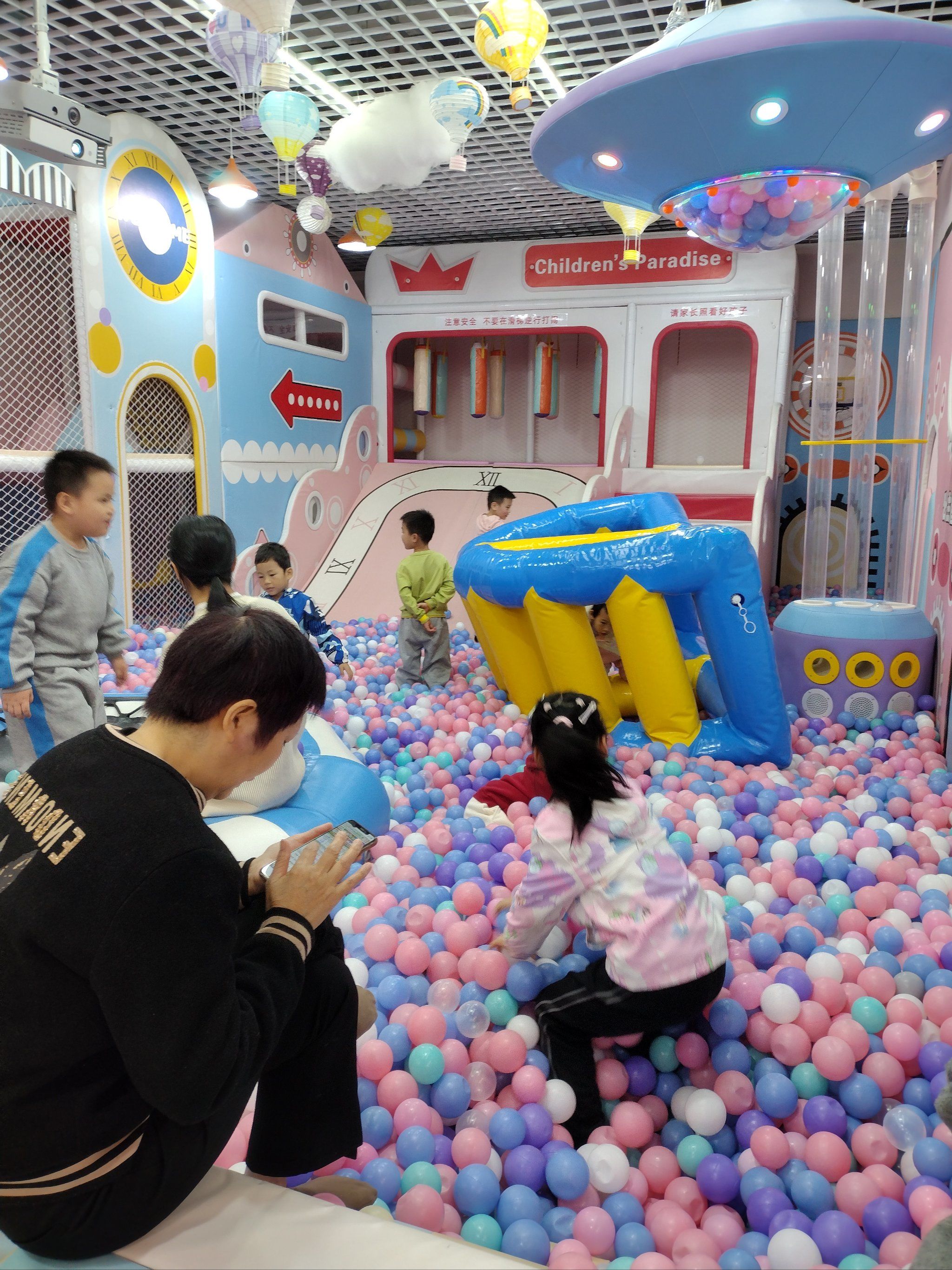 贝贝乐儿童乐园环境不错,很适合小朋友们来