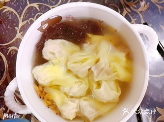 一大早霍霍面粉，记得加点食用碱，活成面团，然后压成面