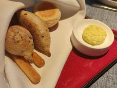 餐前面包配黄油-弦月窗LUNETTE BY AMANDA(复兴路店)