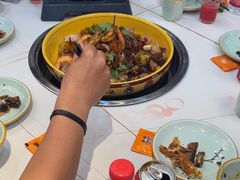 -休记光头香辣蟹干锅(绵竹店)