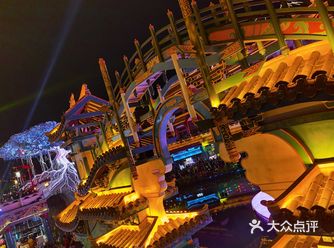 灯火万家城四畔，星河一道水中央