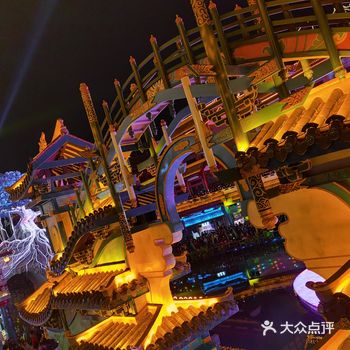 灯火万家城四畔，星河一道水中央
