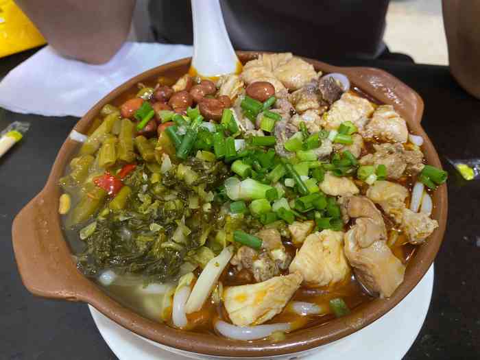 贵州火辣辣砂锅粉王(吴川店)-"砂锅辣鸡粉,分量足,鸡肉,腐竹,木耳,鹌.