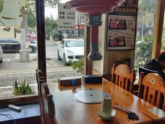 靠窗位-牛信亭韩国料理·炭火烤肉(紫藤路店)