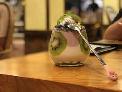 蓝莓奇异果思慕雪-more than meow吴止猫主题餐厅(承德 中船汇店)