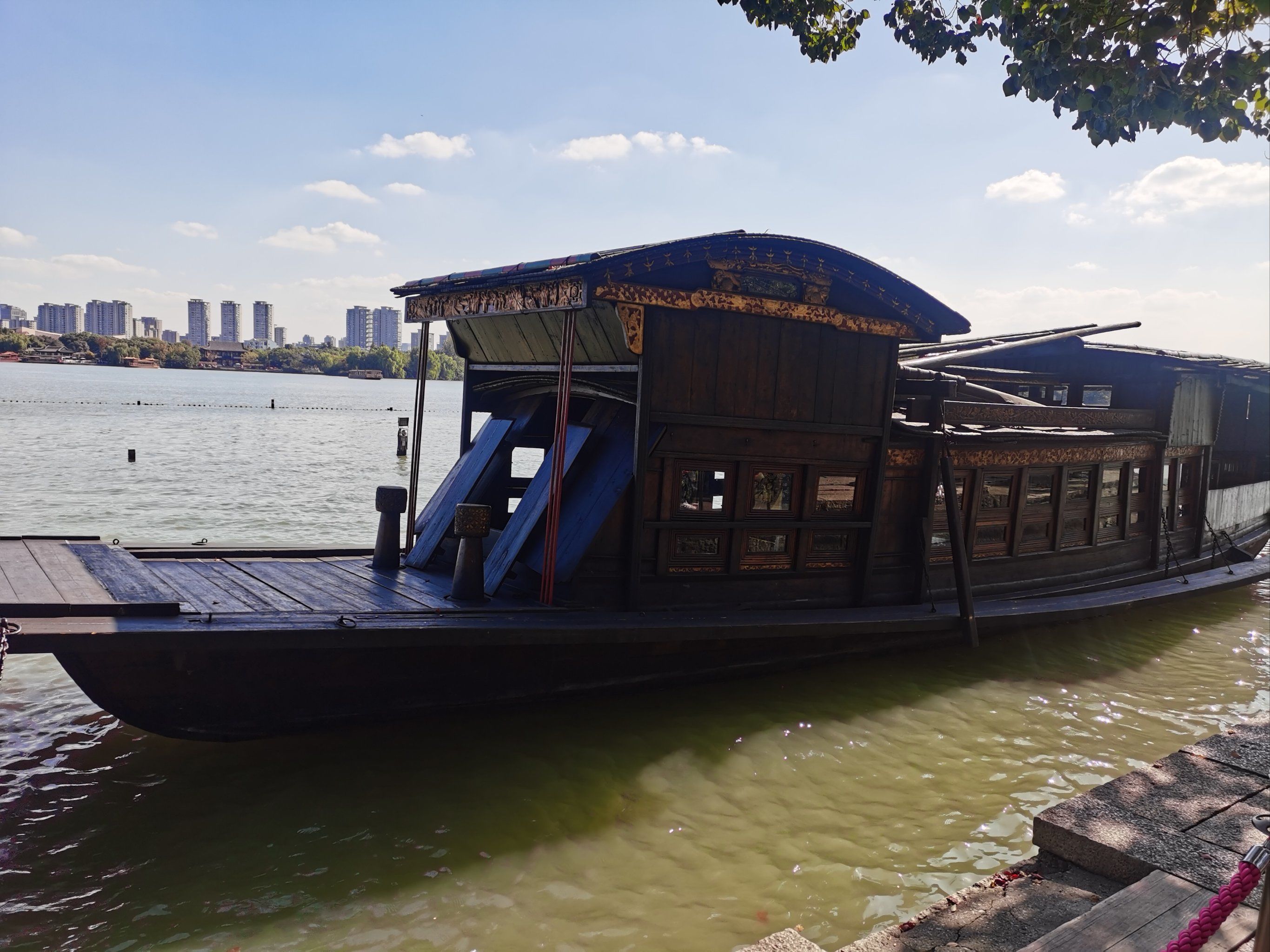 烟雨楼门前的红船