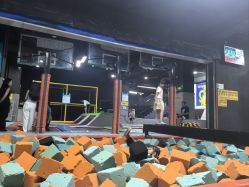 -蹦贝运动中心·蹦床·攀岩·闯关(龙岗店)