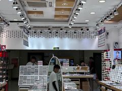 -美式眼镜·授权蔡司.依视路.尼康.豪雅.明月(人民广场店)