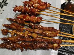 -何妹湿辣牛肉·粤式烧烤砂煲(桂雅路店)