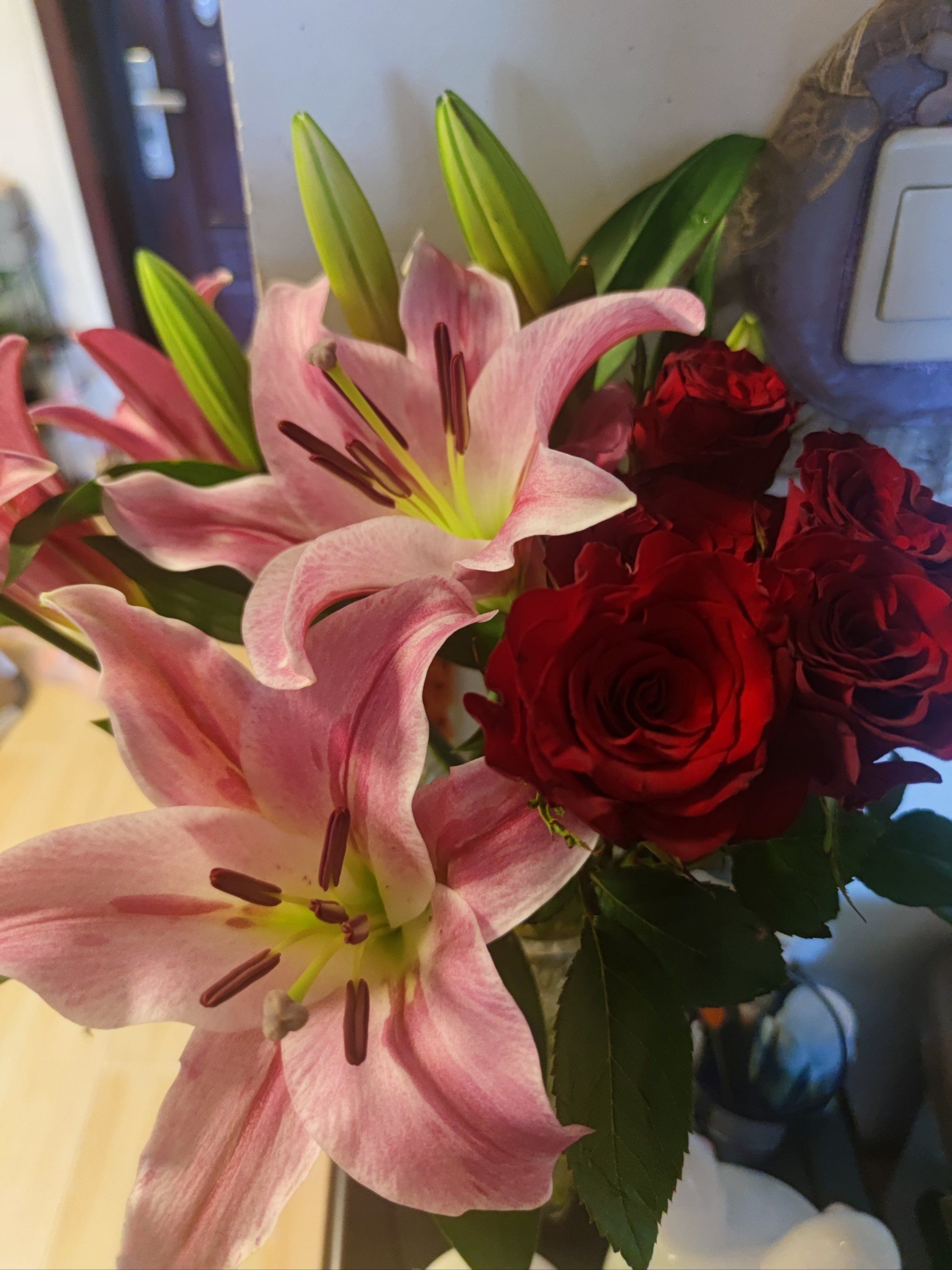 团购的百合和玫瑰,比去花店便宜多了,插在