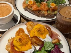 班尼迪克蛋-Common Table · Brunch & Coffee