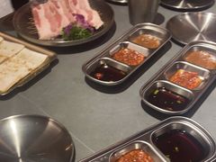 -围炉肉舍•炭烤活鳗•丹东海鲜烤肉(步行街店)