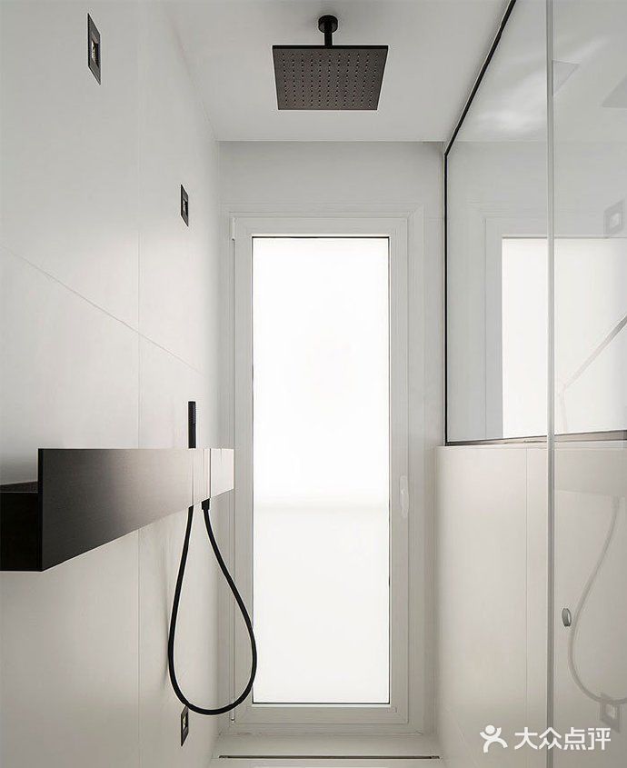 最后他们选择了最简约的风格