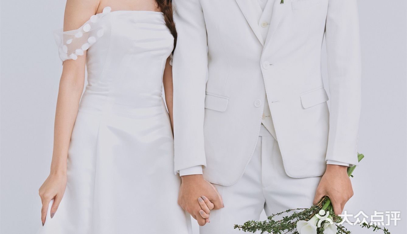 室内极简婚纱照，简单的幸福