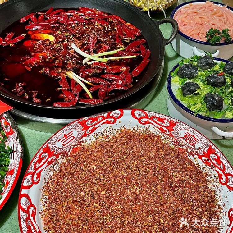 重庆人吃火锅已经！炫一大盆辣椒了