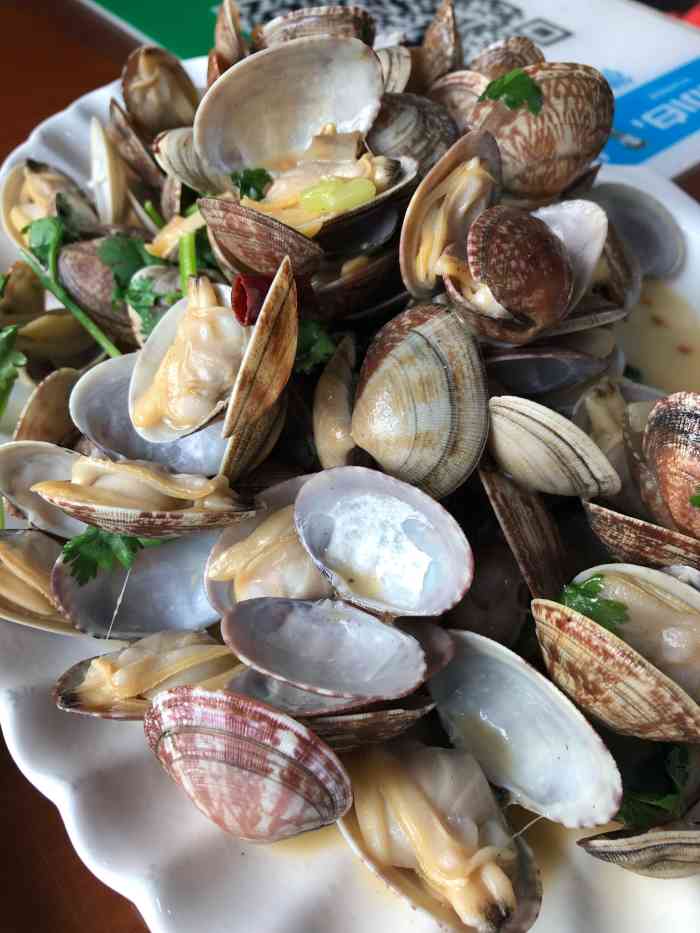 胶东小海鲜-"龙潭湖公园西北门附近的一家小馆,环境一般.