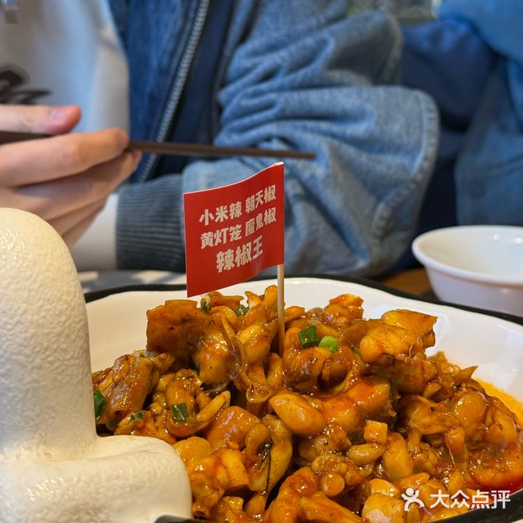 挑战上海爆辣牛蛙！莲餐厅湖北辣的跳爆辣牛蛙