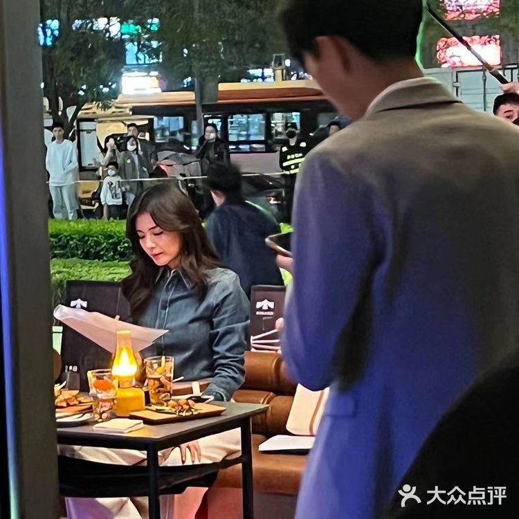 太开心了,吃饭偶遇刘涛,秦海璐拍戏