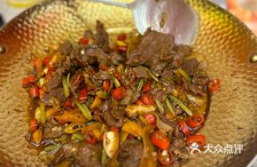 Stir-Fried Fresh Yellow Beef with Local Flavor