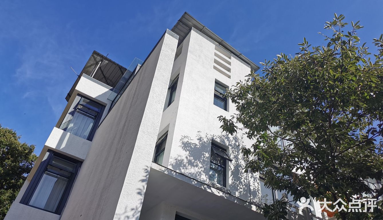 依山而建，满地马陆千足虫和栗子壳儿🌰