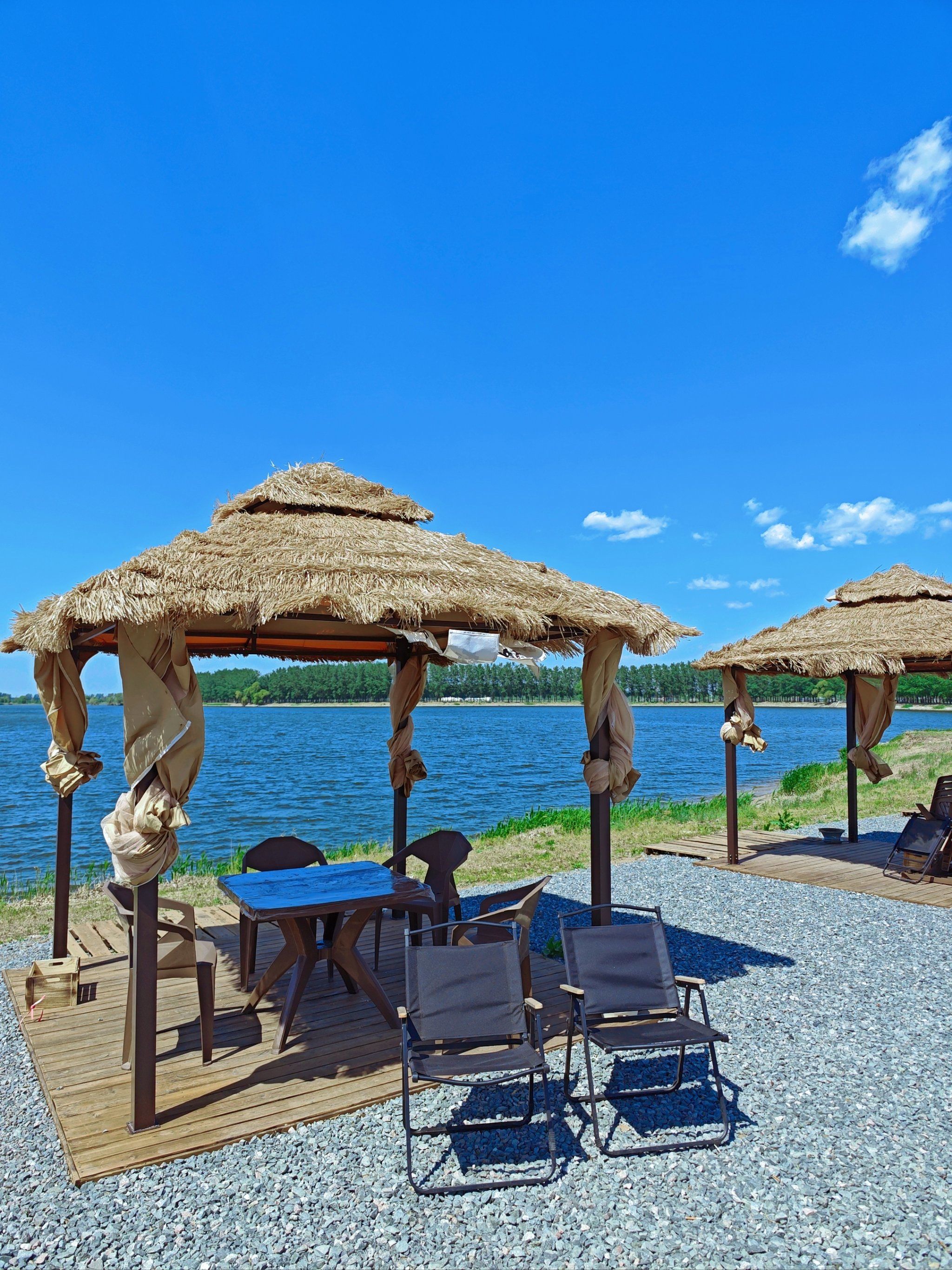 湖边小屋的悠闲时光