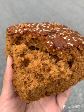 在人民广场等公交车的时候看到的这家延安南瓜饼