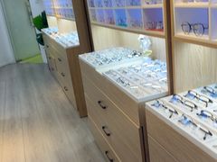 -天空之镜眼镜店蔡司依视路配镜授权零售店(望京颐堤港店)