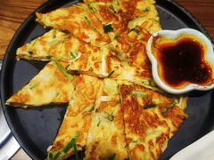 海鲜葱饼-明洞阿姨·韩式酱蟹烤肉·创意料理(三元桥店)