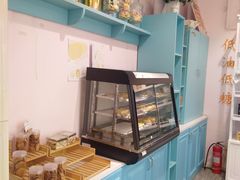 面包甜点陈列柜-芝士洋馆定制蛋糕店·低糖