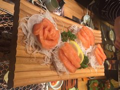 三文鱼刺身-黑牛の店·和牛烧肉(大悦城店)