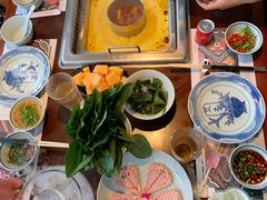 鸳鸯招牌麻辣锅拼金汤花胶锅-大隐·成都火锅Bistro(合生麒麟新天地店)