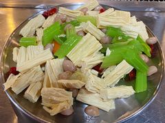 西芹拌腐竹-马路牙子烧烤音乐酒馆(望京店)