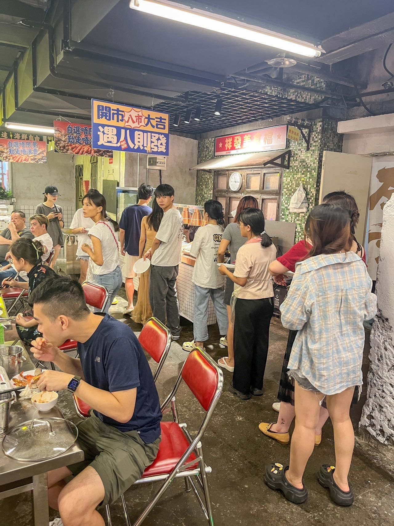 不到六点半,开始排队取餐!
